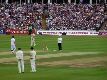 Ashes 2009
ian bell bat and wicket